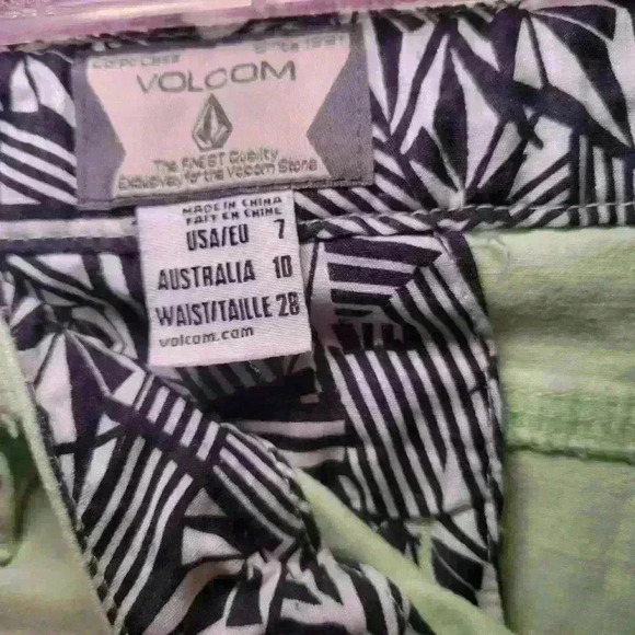 Volcom woman's sz 7 short shorts. - Picture 2 of 4
